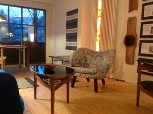 Ein Ort, wo Design-Möbel neben Handwerksutensilien stehen: Philipp Kuntzes Atelier in Bern.