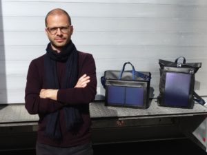 Silvio Trionfini mit Solartasche und Solarrucksack, die in einer Sattlerei in Trimbach produziert werden.