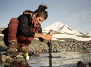 Gwendolin beim Waschen auf über 3000 Metern in Kirgistan.