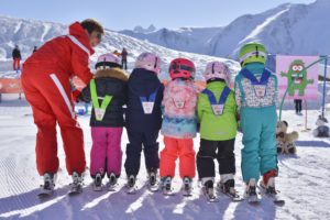 Mit spielerischen Ansätzen weckt Sabine Haldemann bei den Kleinsten die Freude am Skifahren. Foto: Skischule Bettmeralp/rawphoto.ch