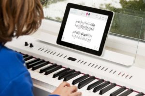 Tempo nach Wahl und auf Knopfdruck Orchesterbegleitung: Eine Pianistin übt mit der Tomplay-App.
