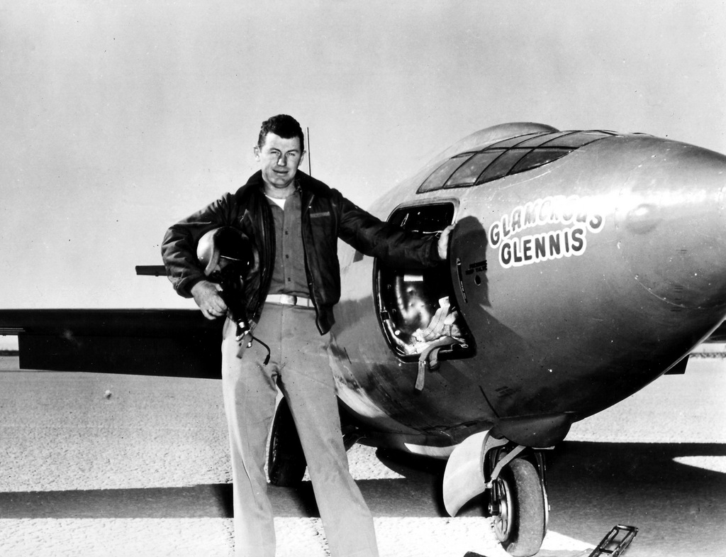 Chuck Yeager neben seiner Bell X-1. (Bild: Keystone/AP US Air Force)