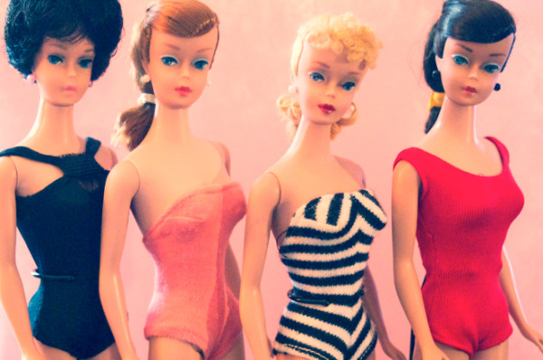 Vorbei mit Traummassen: Vintage Barbiepuppen. (Flickr/RomitaGirl67)