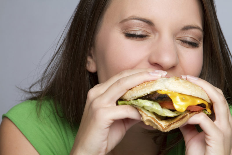 Wer Burger isst, gefährdet seine Gesundheit – und soll das gefälligst nicht auch noch geniessen. Foto: iStock
