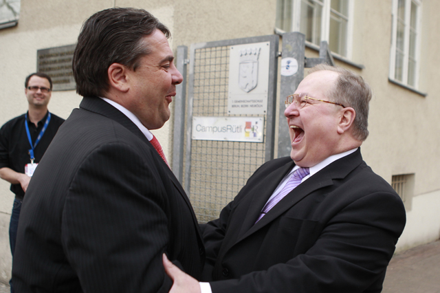 The district mayor of Berlin's Neukoelln borough and member of the Social Democratic Party (SPD) Heinz Buschkowsky (R) welcomes SPD leader Sigmar Gabriel to a local SPD meeting at the Ruetli School in Berlin, April 11, 2011. The multi-ethnic district of Neukoelln is considered one of the poorest of the German capital, where voters will elect a new mayor later this year. REUTERS/Thomas Peter (GERMANY - Tags: POLITICS) - RTR2L43P