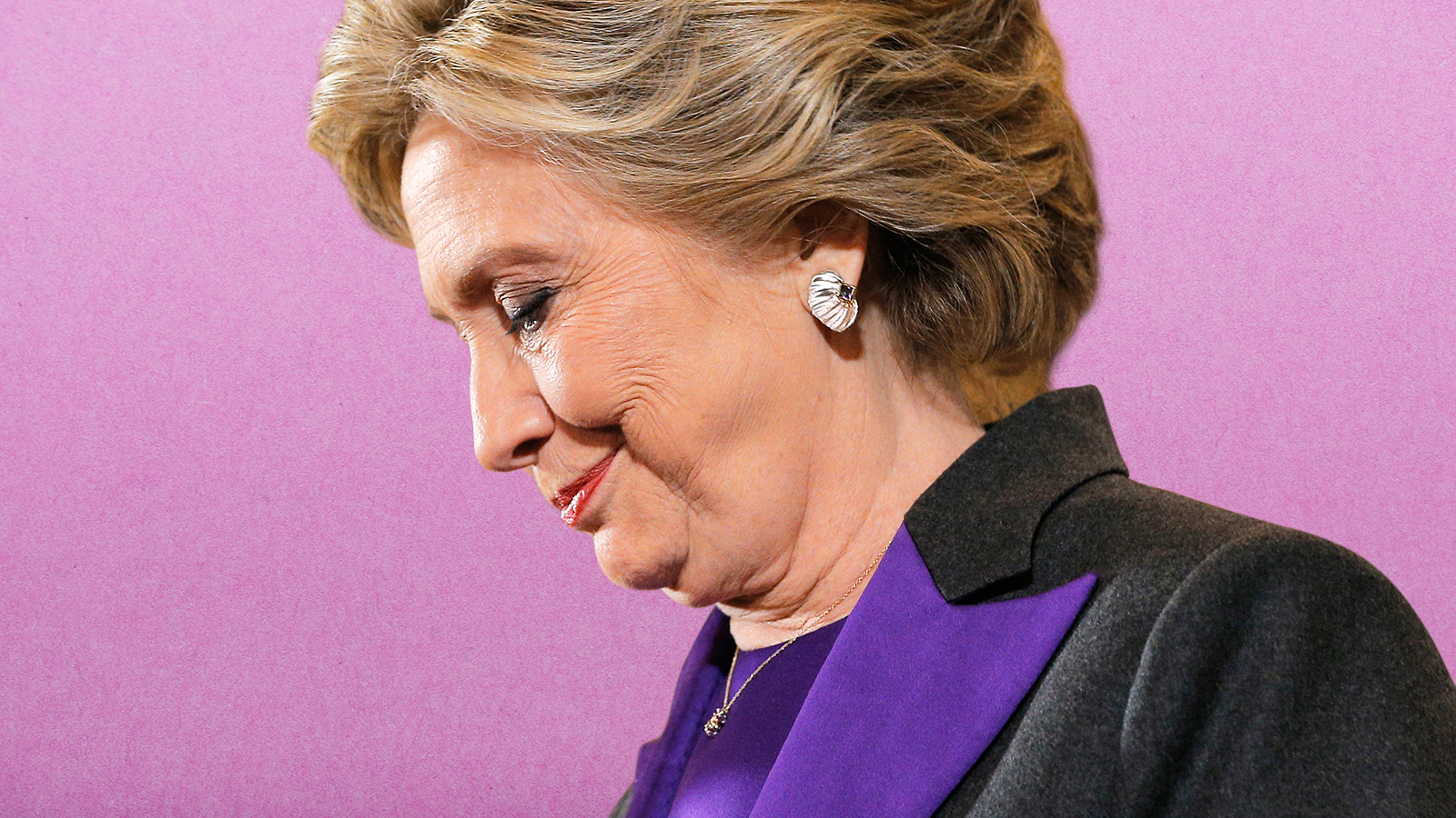 Violettes Revers, Hillary Clintons Botschaft der Versöhnung. (Montage: Nathalie Blaser)