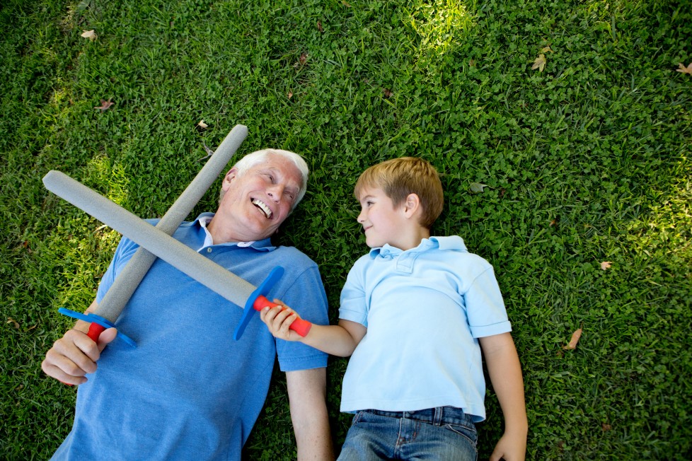 Sparen für die Enkel: Bei Jüngeren lohnt es sich, langfristig zu planen. Foto: Getty