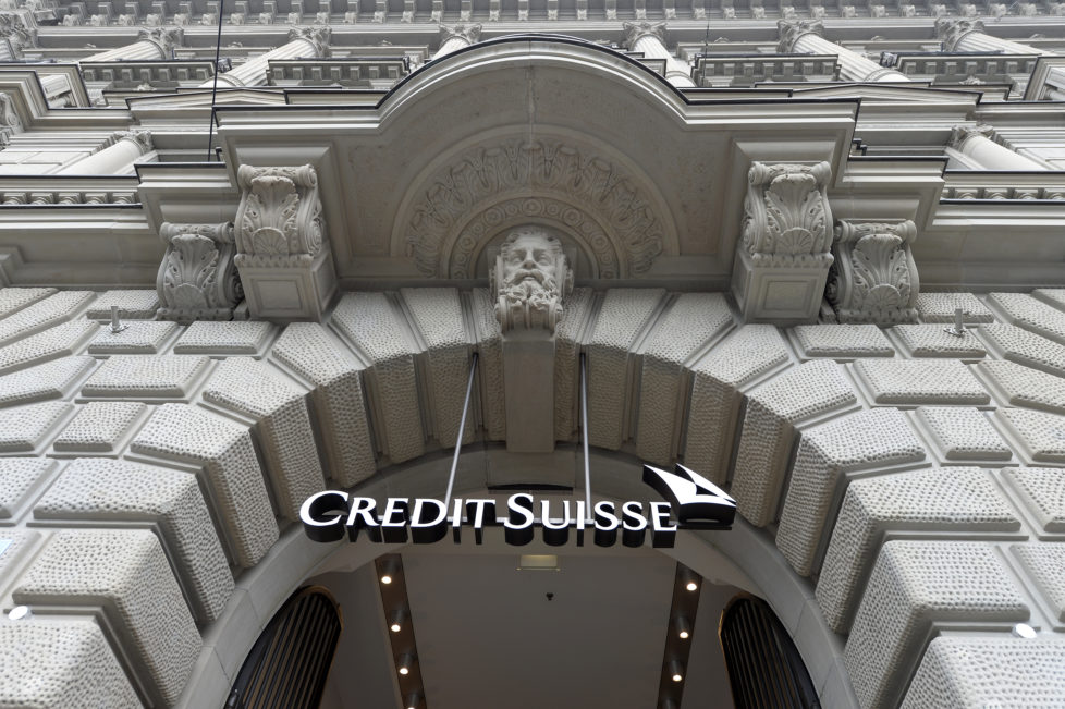 Das Logo der Credit Suisse am Hauptsitz der Grossbank am Zuercher Paradeplatz am Mittwoch, 21. Oktober 2015. (KEYSTONE/Walter Bieri)