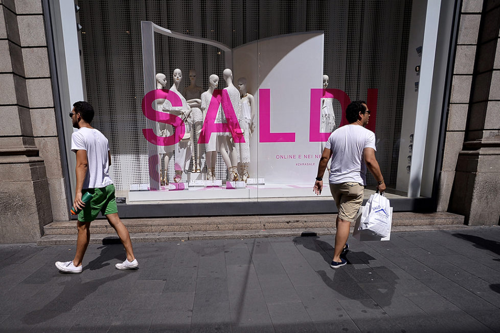 Einkaufsstrasse Via del Corso in Rom: Die Stimmung bei den Konsumenten hat sich im August weiter abgeschwächt. Foto: AFP