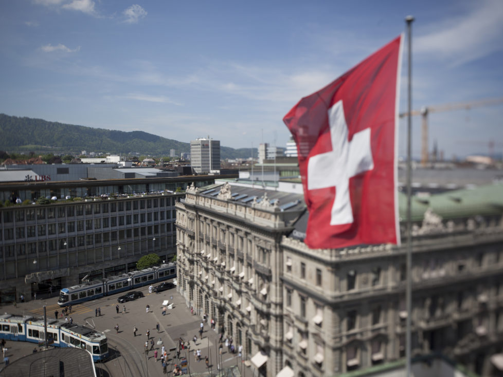 Der automatische Informationsaustauschkommt: bei ausländischen Konten können sich Schweizer nicht aufs Bankgeheimnis berufen. Foto: Dominique Meienberg