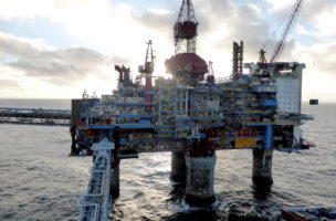 Förderplattform vor Norwegen: Der Ölpreis wird aufgrund der unterschiedlichen Interessen der Förderländer vorläufig nicht steigen. Foto: Nerijus Adomaitis/Reuters