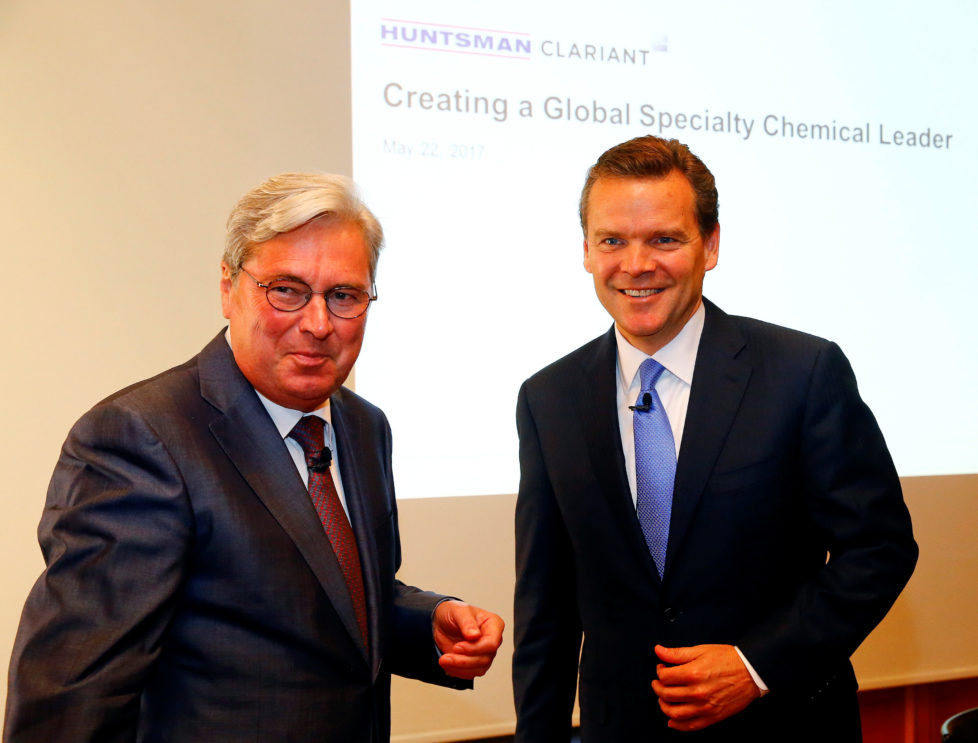 Die Konzern-Chefs verkünden die Fusion: Hariolf Kottmann (l.) vom Schweizer Pharmaunternehmen Clariant und Peter Huntsman, Präsident und CEO des US-Pharmariesen Huntsman. Foto: Arnd Wiegmann/Reuters