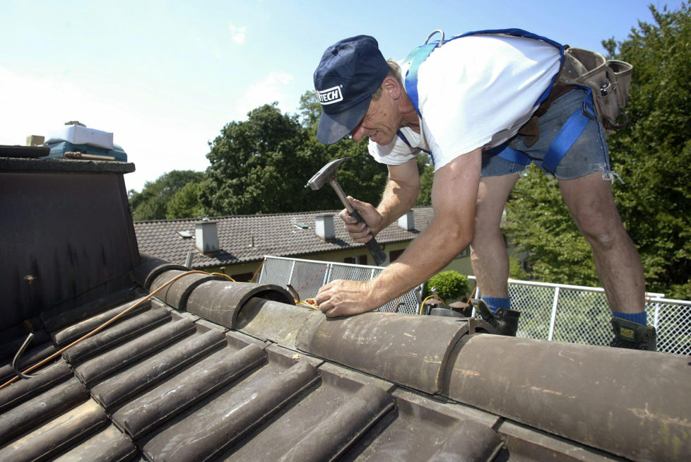 Reparaturbedürftiges Dach oder elektrische Geräte: Eigenheimbesitzer müssen Geld auf die Seite legen. Foto: PD