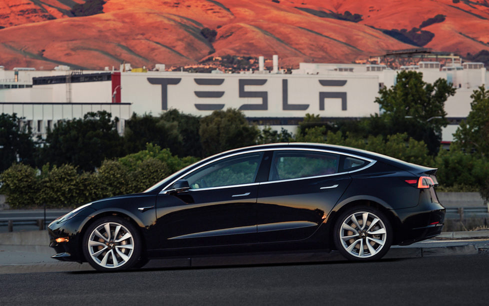Investition in die Zukunftstechnologie von Hochleistungsbatterien: Tesla Modell 3. Foto: AP