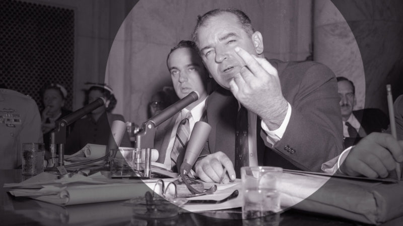 Senator Joseph McCarthy eröffnet eine Anhörung, sekundiert von seinem Bluthund Roy Cohn. Foto: Bettman Archive