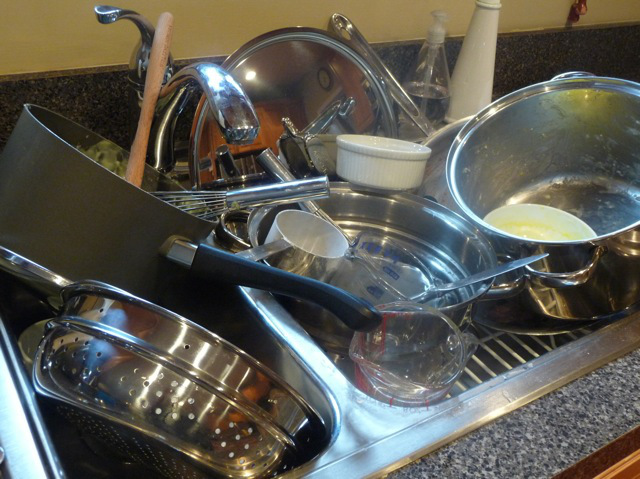 Warum lassen sich Männer nur gehen, wenn sie alleine zu Hause sind? Bild oben: Es türmt isch in der Küche das dreckige Geschirr. (Flickr/imallergic)
