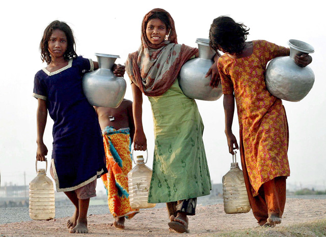 Mädchen tragen in Bangladesh Trinkwasser nach Hause. (Reuters/Rafiqur Rahman)