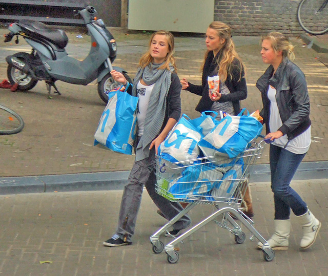 Shop till you drop: Holländische Jugendliche nach einer erfolgreichen Shopping-Tour. (Flickr/meiburgin)