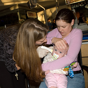 Vorfreude sieht anders aus: Das Baby krieg ein Löchlein ins Ohr. (Foto: flickr/Andrew Bardwell)