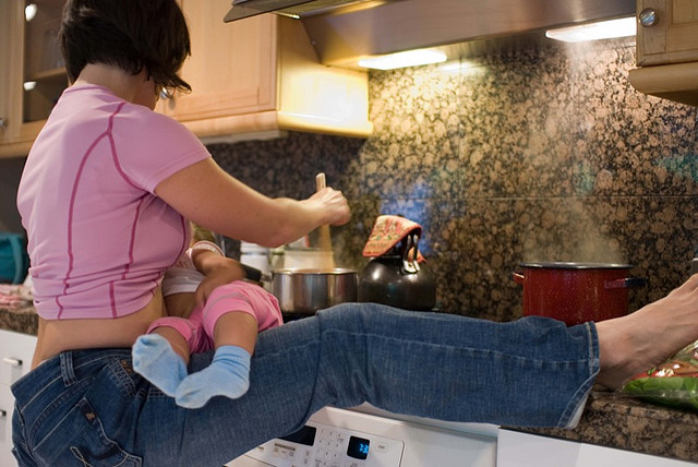 Keine Zeit zu jammern: Ein Mutter stillt beim Kochen ihren Säugling. (Flickr/texasgurl)