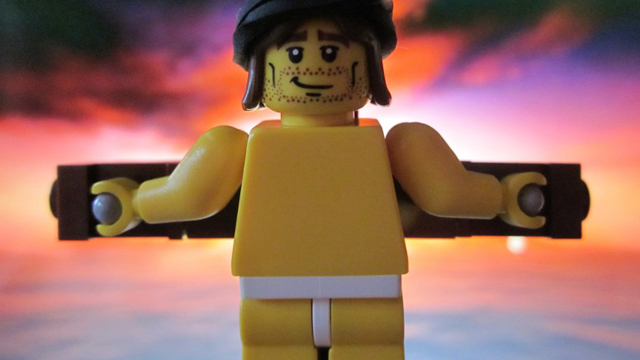Jeder sieht in ihm, was er sehen will: Jesus am Kreuz, aus Lego. Foto: Masked Builder (Flickr)