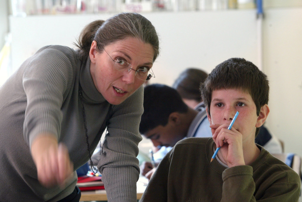 Denn sie wissen schon , was sie tun: Lehrerin und Schüler. Foto: Monika (Keystone)