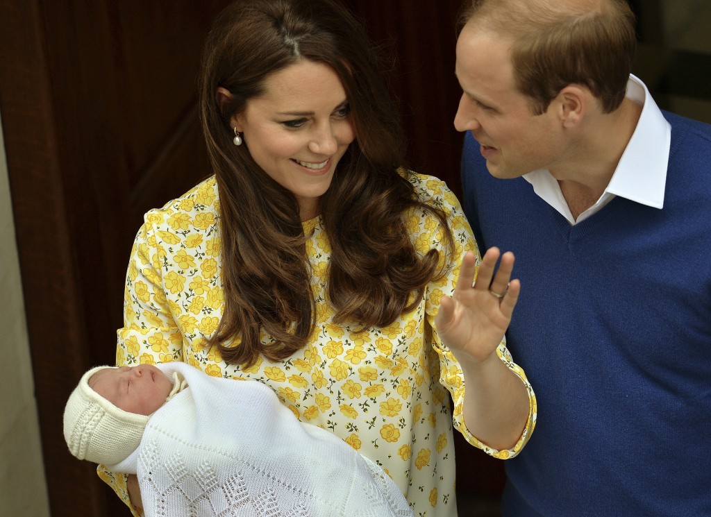 Keine Schonzeit: Herzogin Kate trägt ihre Tochter Charlotte nur Stunden nach der Geburt in die Öffentlichkeit. Foto: John Stillwell (Reuters)