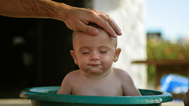 Wir wollen sie erziehen, wie es uns passt: 9 Monate alter Junge wird gebadet. Foto:  Montecruz Foto (Flickr)