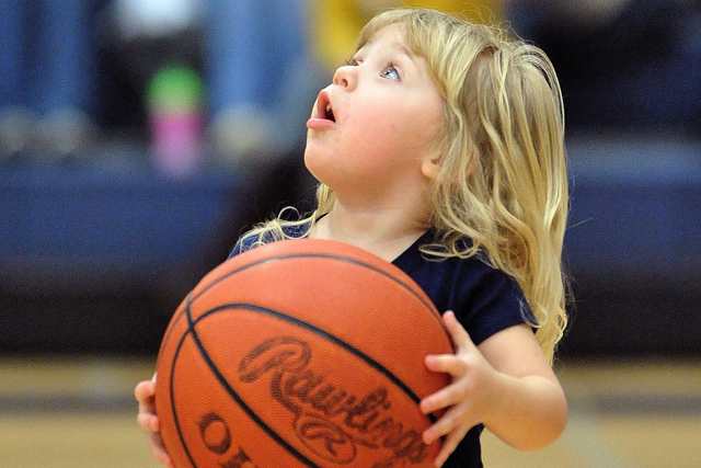 Wenn sie gross ist, ist alles anders: Mädchen mit Basketball. Foto: K. M. Klemencic (Flickr)