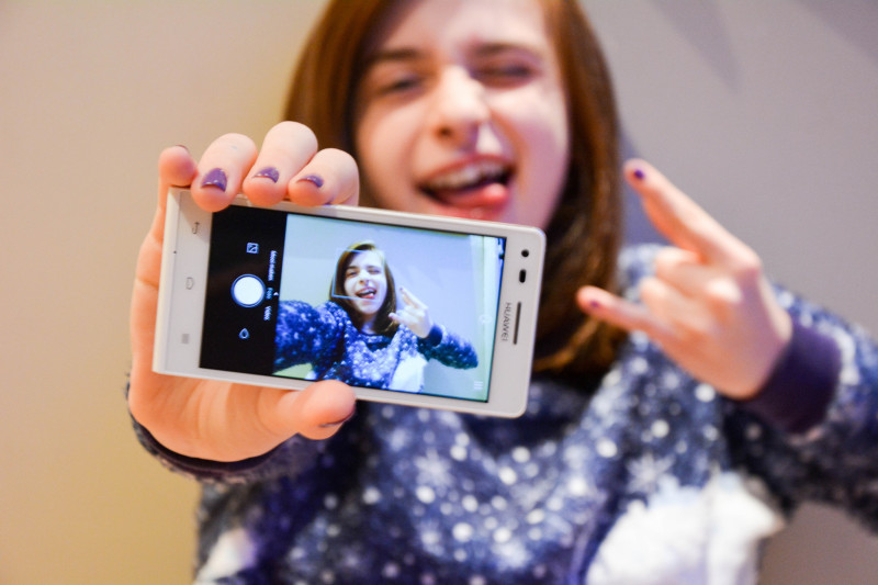 Ein Selfie kommt selten allein: Teenagerin teilt ein Selbstporträt via Smartphone. Foto: Ellen De Vos (Flickr)