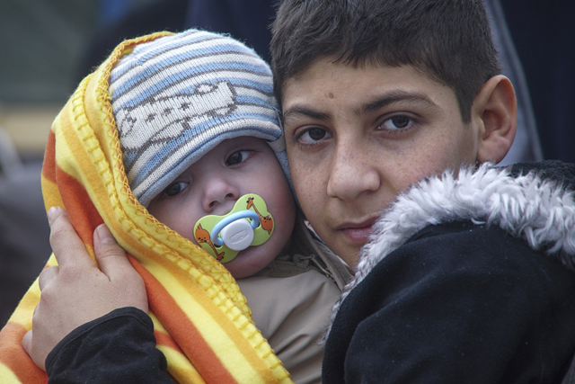 Grosser Zusammenhalt : EIn Junge trägt ein Kleinkind im Flüchtlingslager von Lesbos. (Keystone/Mstyslav Chernov)