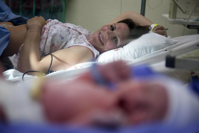 Stolz sein auf die eigene Leistung – egal wie man geboren hat: Eine Frau und ihr Neugeborenes kurz nach einem Kaiserschnitt in Portugal. Foto: Paulo cunha (EPA, Keystone)
