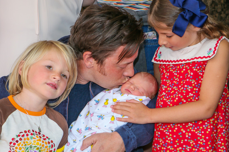 Stolzer Vater: Jamie Oliver mit Nachwuchs. Foto: Getty Images