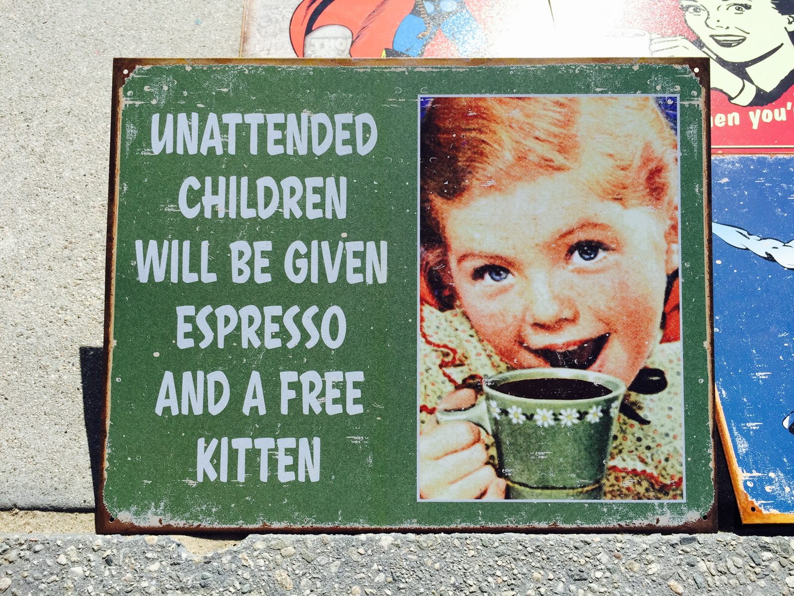 In Amerika bekommen unbeaufsichtigte Kinder einen Espresso und ein Katzenjunges dazu. Die Aufschrift stimmt natürlich nicht – aber das Abenteuer unsere Papabloggers wird grossartig. Foto: Ronaldo Dieziger