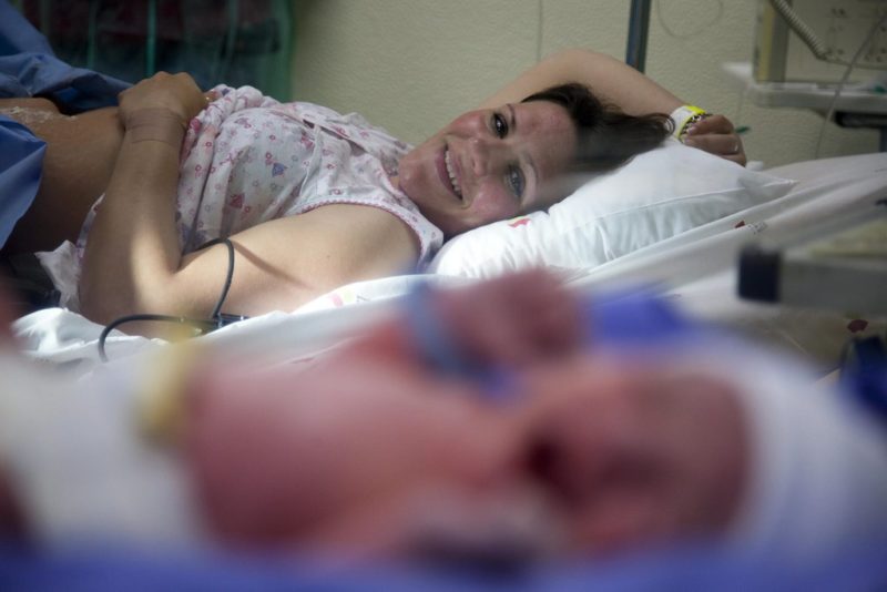 Auf jede Geburt darf man stolz sein: Mutter mit Neugeborenem. Foto: Paulo Cunha (Keystone)