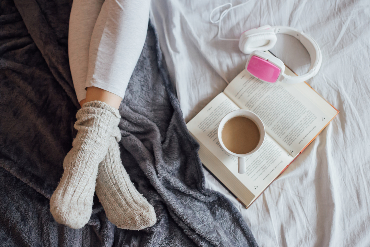 Und plötzlich ist da so viel Zeit: Zum länger schlafen, lesen, Kaffee trinken. Foto: iStock