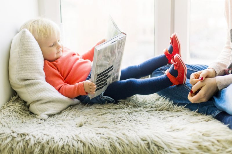 Experten raten, die Ankunft eines Geschwisterchens kleinen Kindern etwa mithilfe von Bilderbüchern mitzuteilen. Foto: Daria Shevtsova (Pexels)