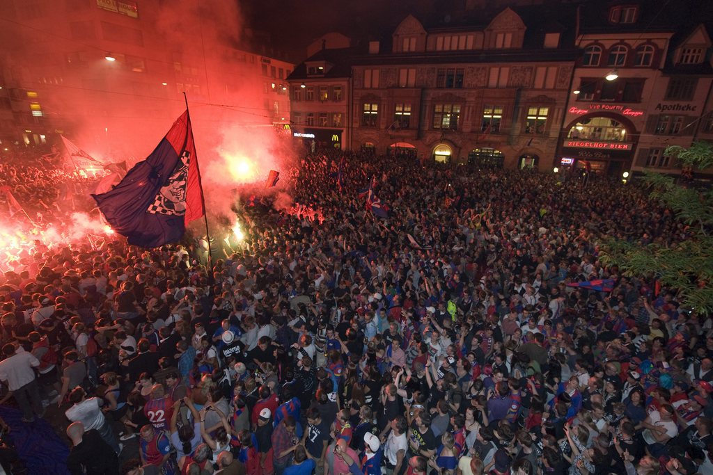 Die Fans besammeln sich zur Meisterfeier des FC Basel auf dem Barfuesserplatz in Basel in der Nacht vom Mittwoch, 25. Mai 2011. (KEYSTONE/Georgios Kefalas)