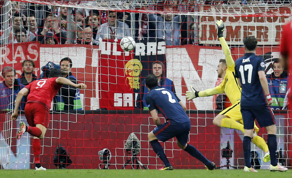 Bayern's Robert Lewandowski, left, scores his side's second goal during the Champions League second leg semifinal soccer match between Bayern Munich and Atletico de Madrid in Munich, Germany, Tuesday, May 3, 2016. (AP Photo/Michael Probst)
