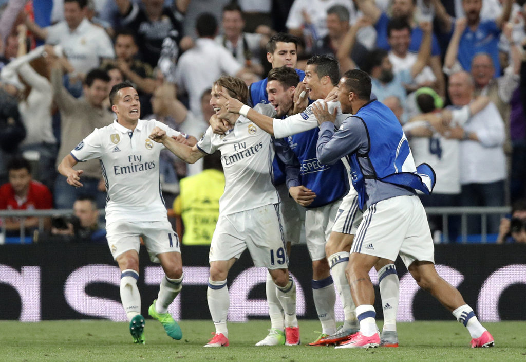Die Spieler jubeln zu unrecht: Real Madrid nach dem zweiten Treffer von Cristiano Ronaldo gegen Bayern München. Foto: Daniel Ochoa de Olza (AP Photo, Keystone) 