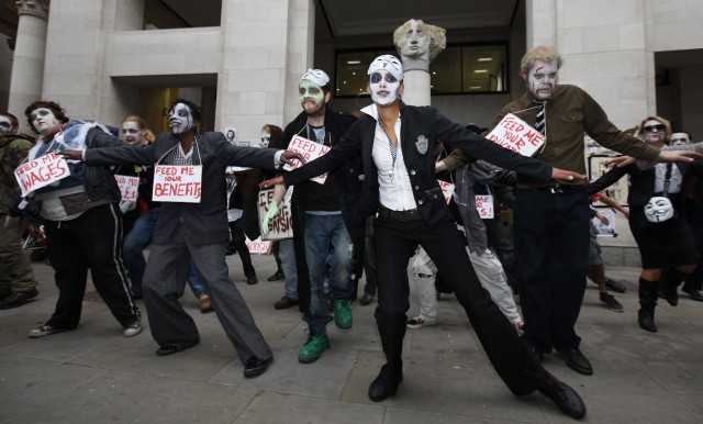 Als Zombies verkelidete Demonstranten tanzen in London, 31 Oktober 2011. (Reuters/Suzanne Plunkett)