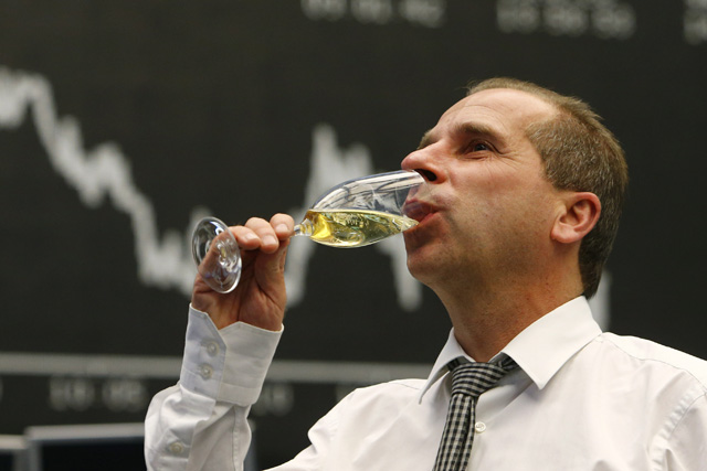Wie lange hält die Champagnerlaune noch an? Börsenhändler in Frankfurt. Foto: Reuters