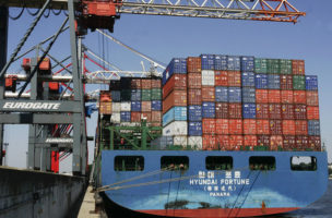 Tragfähige Wettbewerbsfähigkeit: Ein Frachtschiff wird im Hafen von Hamburg mit Containern beladen (29. Juli 2004). (Keystone/Fabian Bimmer)