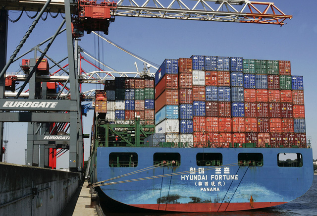 Tragfähige Wettbewerbsfähigkeit: Ein Frachtschiff wird im Hafen von Hamburg mit Containern beladen (29. Juli 2004). (Keystone/Fabian Bimmer) 