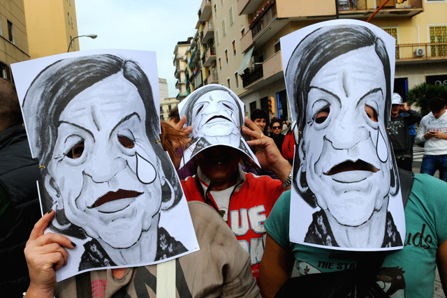Verlorene Jahre: Demonstranten mit Masken der italienischen Arbeitsministerin Elsa Fornero gegen Massenarbeitslosigkeit in Neapel (November 2012). (AFP/Mario Laporta)