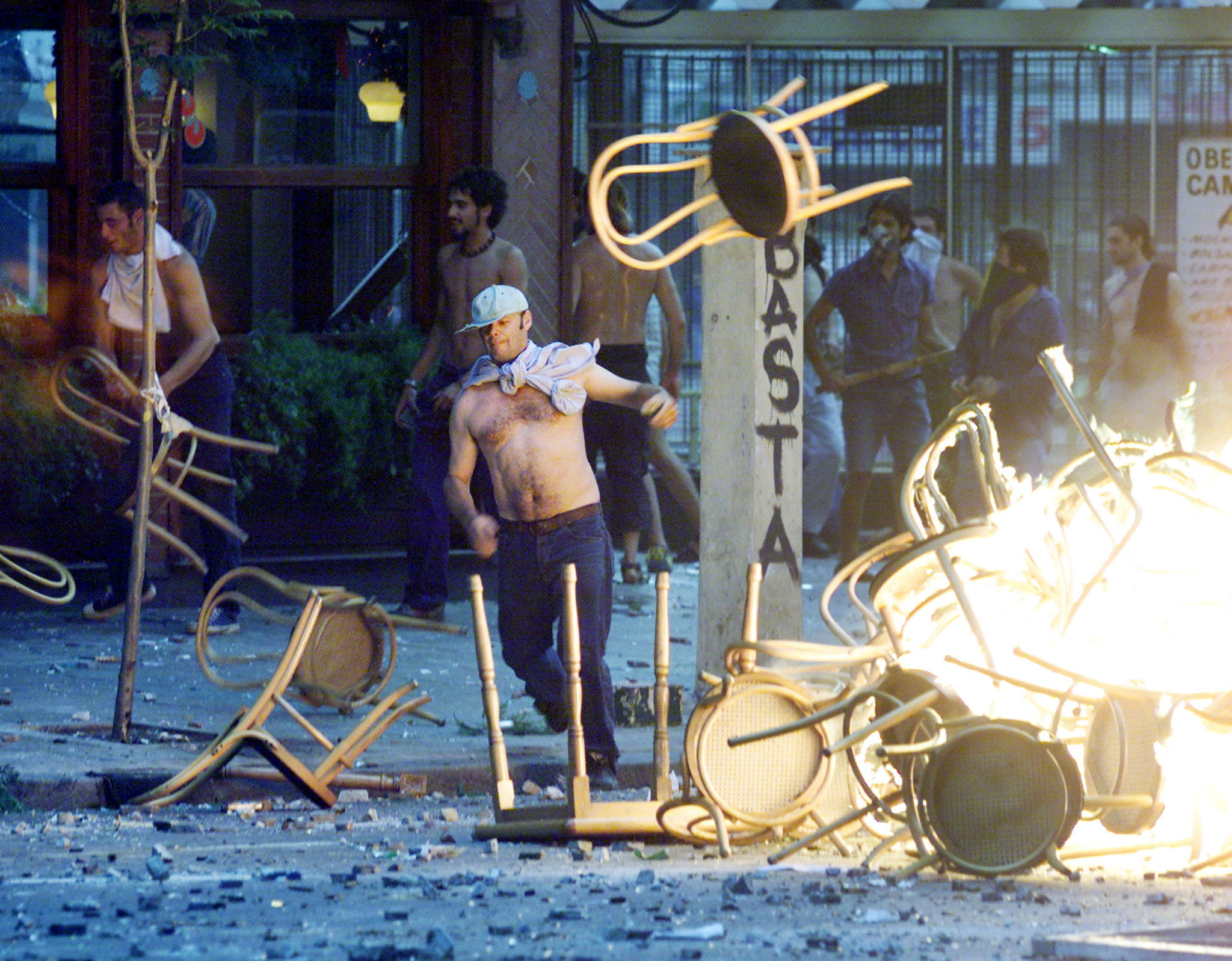 Rioters create a bonfire to use as a barricade during clashes in the city's financial district in Buenos Aires on December 20, 2001. [Argentine President Fernando de la Rua stepped down after thousands of protesters gathered at the Plaza de Mayo square, demanding his resignation.] At least five people died and dozens were seriously injured in the clashes. - RTXKY0J