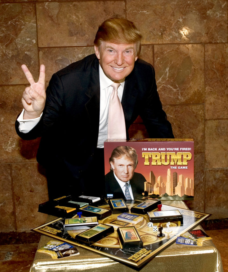 Wer am meisten Geld scheffelt, gewinnt: Donald Trump präsentiert 2004 sein eigenes Brettspiel. Foto: Jim Sulley (Keystone)