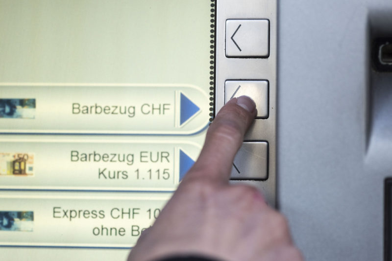 Der Wechselkurs hängt nicht allein von der Zinspolitik der SNB ab: Bargeldbezug an einem Bankautomaten in Zürich. Foto: Christian Beutler (Keystone)