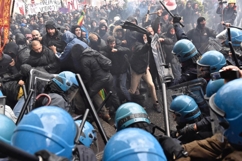 Unsichere Machtverschiebungen in Italien: Demonstration gegen Matteo Renzi in Florenz. (Keystone)