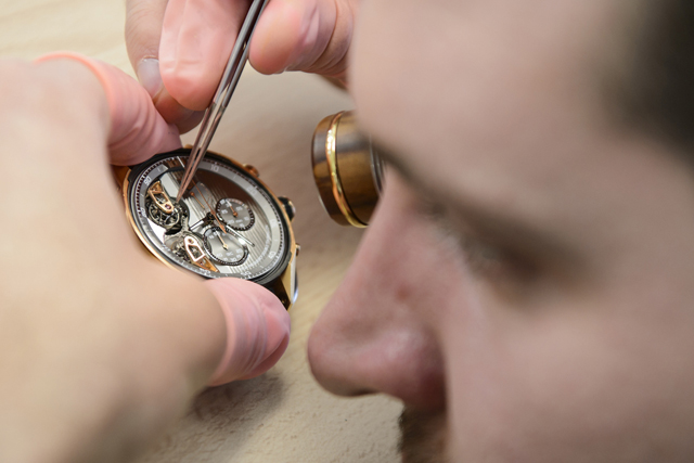 Un employe travail sur la confection d'une montre de Haute Horlogerie au siege de la marque horlogere Tag Heuer ce jeudi 3 decembre 2015 a La Chaux-de-Fonds. (KEYSTONE/Jean-Christophe Bott)